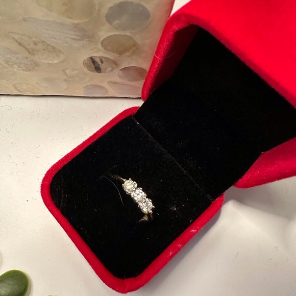 14K Gold and White Gold 3 Diamond Ring. In Very Good Condition. Size 6.75 - Picture 14 of 16